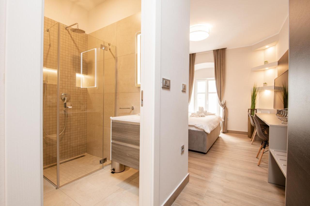 Deluxe Apartments & Rooms Revis Rijeka Luaran gambar